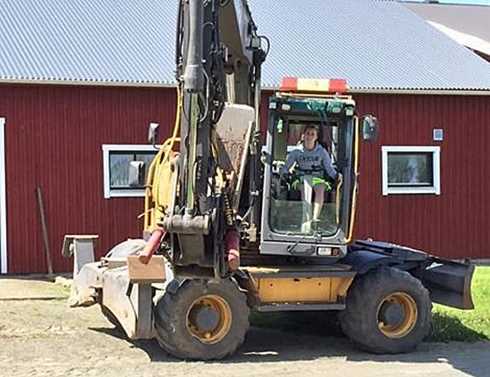 Gul hjulburen grävmaskin Volvo EW160C stulen i Finja väster om Hässleholm